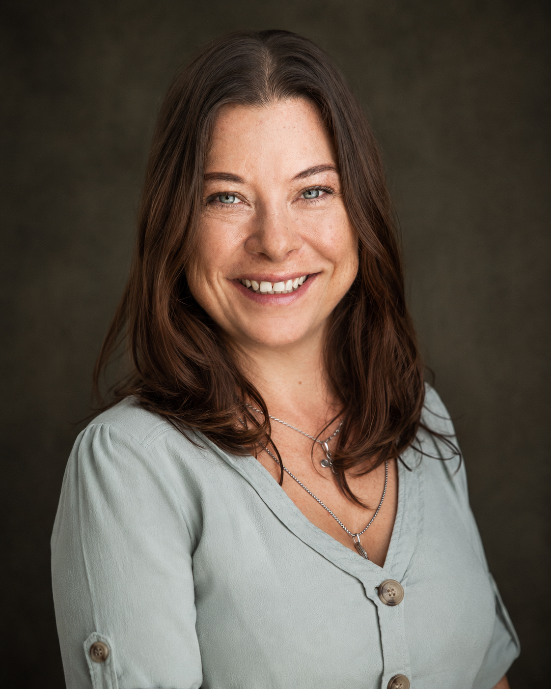 Cas smiling in her studio portrait