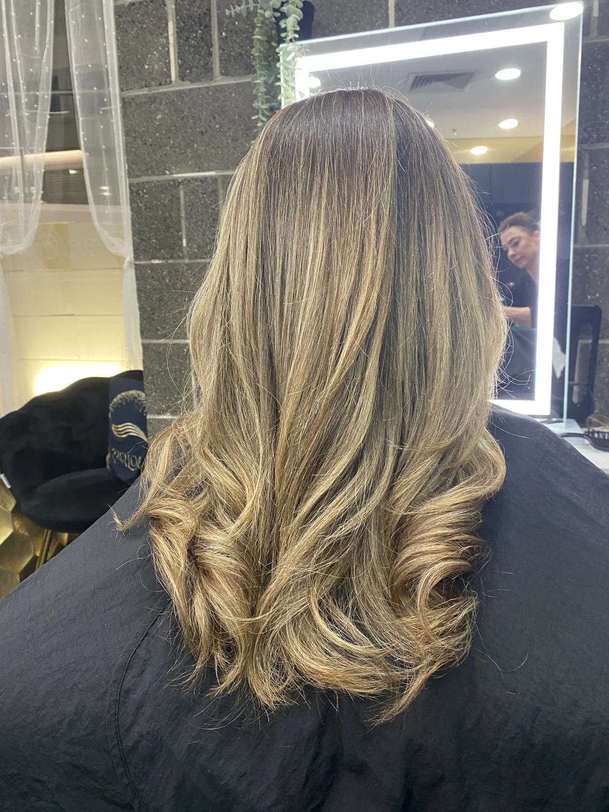 Dimensional balayage with a soft polished finish by Cas